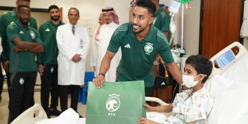 لاعبو المنتخب السعودي يزرعون البسمة في قلوب مرضى مستشفى الملك فيصل التخصصي