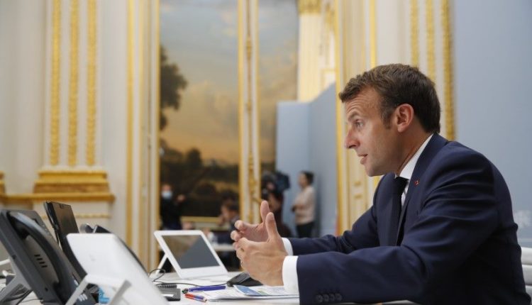الرئيس الفرنسي ماكرون أثناء إدارة المؤتمر الافتراضي