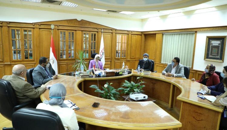 وزيرة الصحة تعقد إحتماعا بمقر شركة فاكسيرا