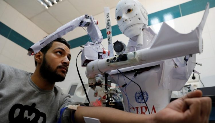 المخترع المصري محمود الكومي مع الروبوت