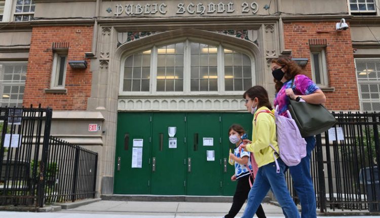 نيويورك تعيد إغلاق المدارس بسبب كورونا