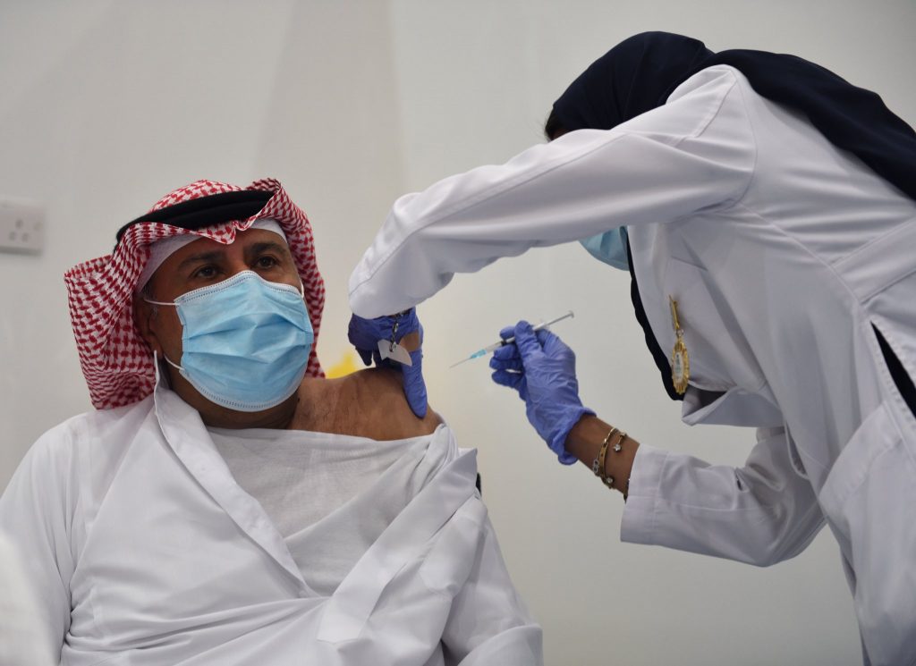 السعودية تبدأ التحصين ضد كورونا وتنشر صور أول مواطن يتلقى اللقاح أول مواطن ومواطنة يتلقون لقاح كورونا (كوفيد-19) في المملكة