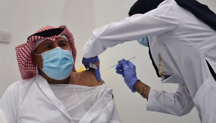أول مواطن ومواطنة يتلقون لقاح كورونا (كوفيد-19) في المملكة