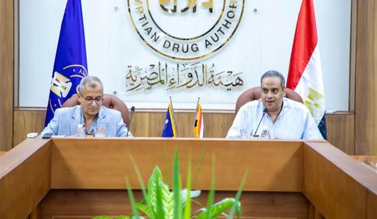 الدكتور تامر عصام رئيس هيئة الدواء وبجانبه الدكتور أيمن الخطيب نائيس رئيس الهيئة 2