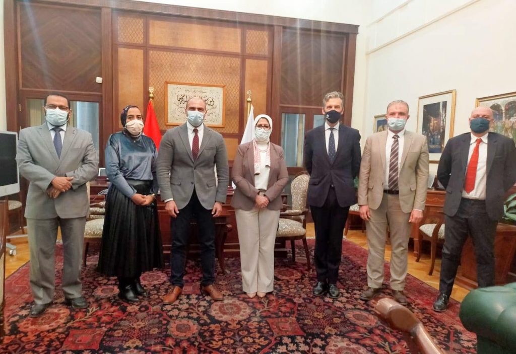وزيرة الصحة تستقبل السفير البريطاني ورئيس «أسترازينيكا» لبحث توفير لقاح كورونا وزيرة الصحة تستقبل السفير البريطاني ورئيس أسترازينيكا مصر
