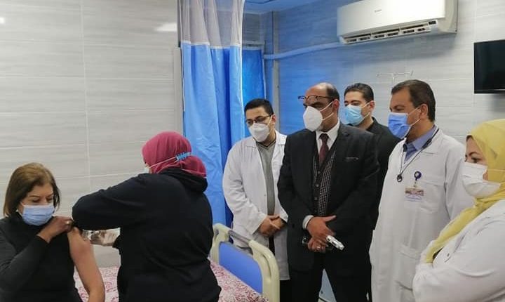 بدء تطعيم الأطقم الطبية بمستشفى مدينة نصر للتأمين الصحي ضد كورونا
