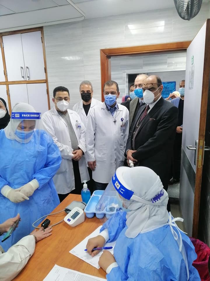 بدء تطعيم الأطقم الطبية بمستشفى مدينة نصر للتأمين الصحي ضد كورونا