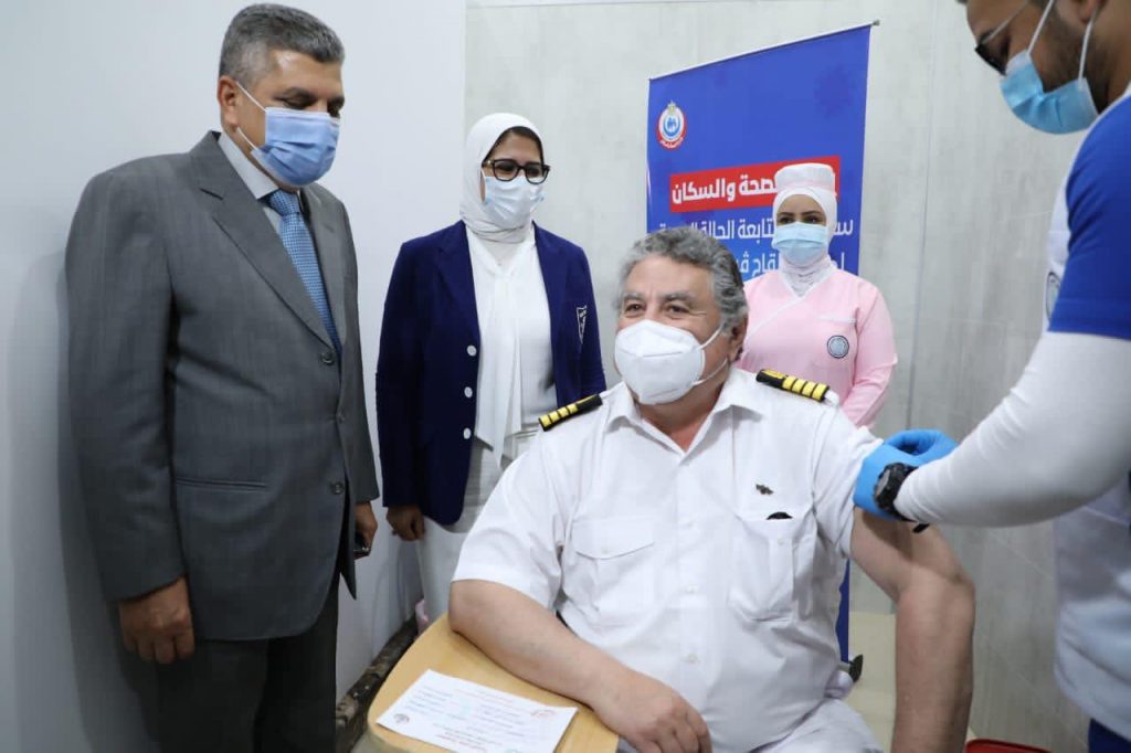 وزيرة الصحة ورئيس هيئة قناة السويس يشهدان تطعيم المرشدين بالقناة بلقاح فيروس كورونا.. صور