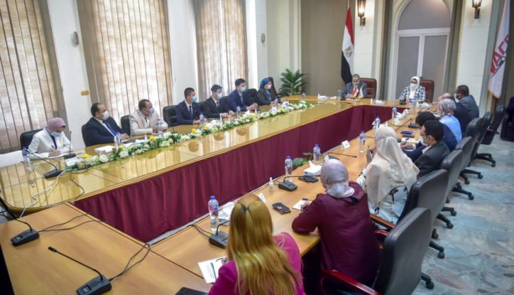 وزيرة الصحة خلال اجتماعها مع وفد الخبراء الصينيين لبدء تصنيع لقاح "سينوفاك" بمصر