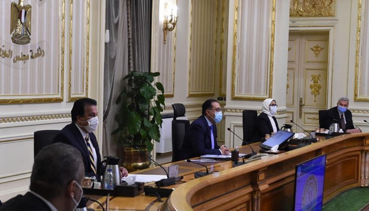 رئيس الوزراء خلال الاجتماع