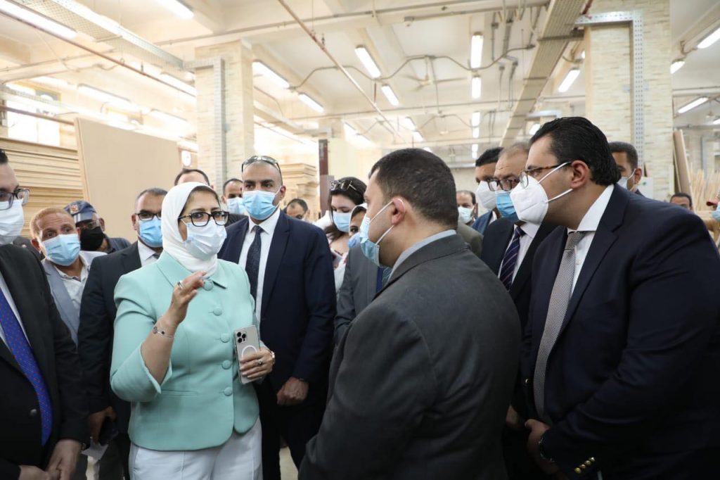 وزيرة الصحة تشيد بمنتجات ورش الإدارة العامة للتموين الطبي.. وتوجه باستقدام لجنة من التنمية الصناعية لاعتمادها وزيرة الصحة خلال زيارة ورش الإدارة العامة للتموين الطبي