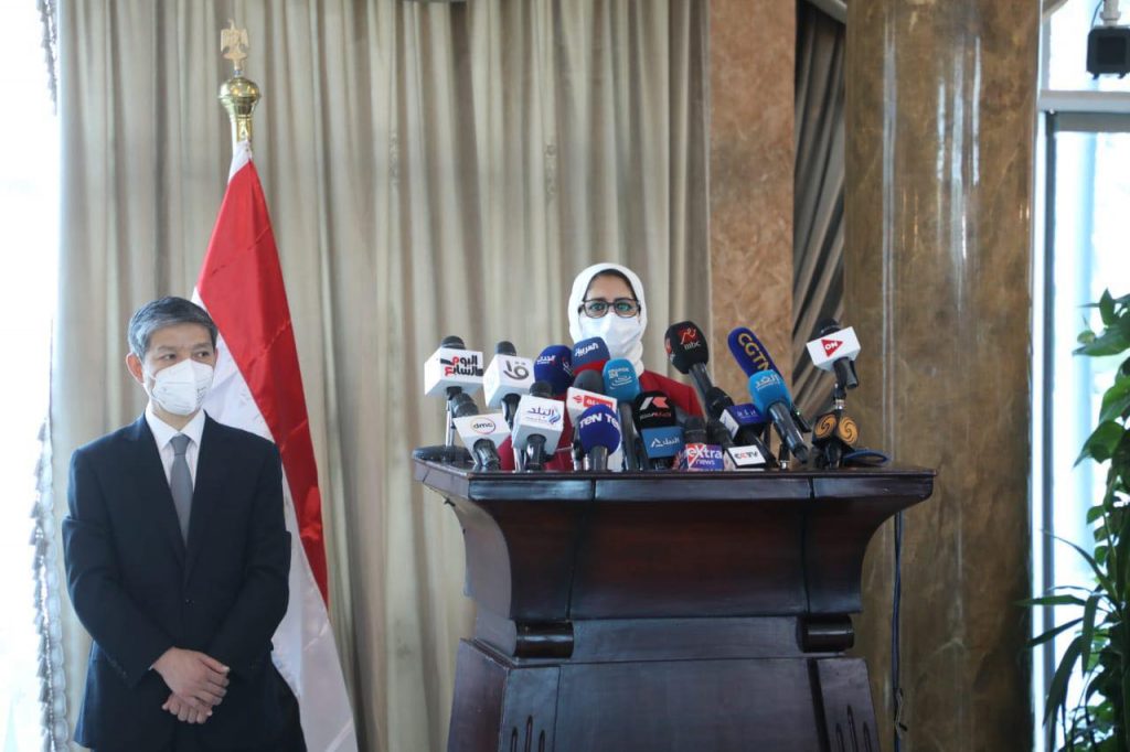 وزيرة الصحة: ضخ مليوني جرعة من لقاح سينوفاك الصيني المضاد لكورونا بعد تصنيعه خلال شهرين وزيرة الصحة والسفير الصيني خلال المؤتمر