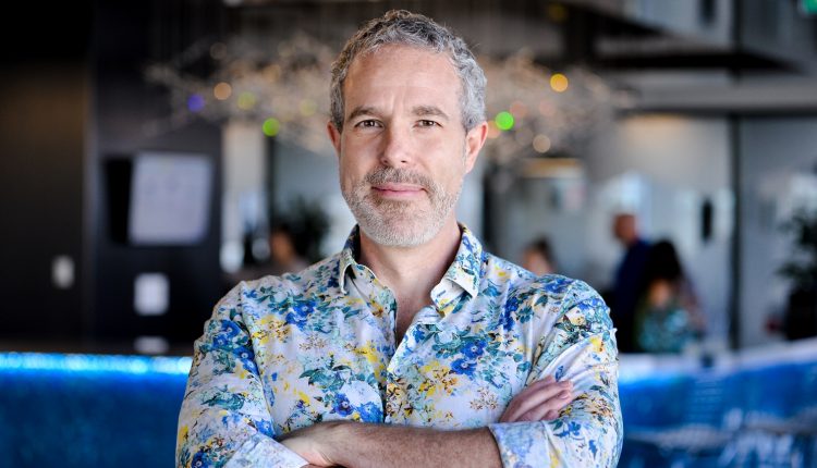 «Brendan Frey»، الرئيس التنفيذي لشركة «ديب جينوميكس للتكنولوجيا الحيوية