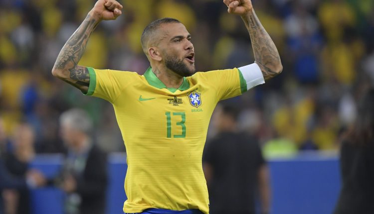 داني ألفيس كابتن منتخب البرازيل