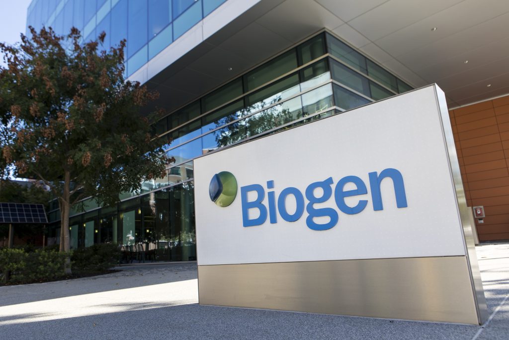 سهم «بيوجين» يهبط 6.5% بعد تقارير رفض مستشفيات وصف عقارها كدواء للزهايمر شعار شركة Biogen للأدوية