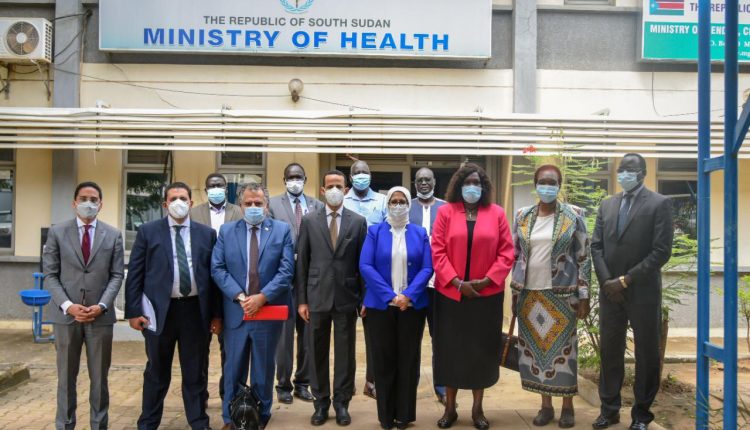 وزيرة الصحة في لقطة تذكارية مع نظيرتها الجنوب سودانية