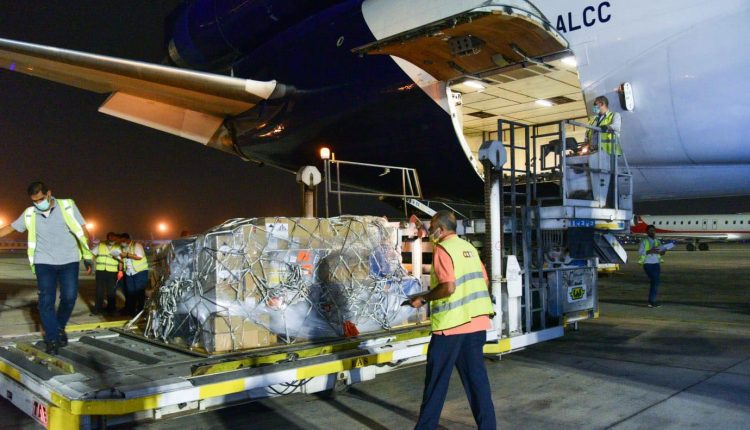 استقبال الشحنة الأولى من لقاح كورونا «جونسون أند جونسون» بمطار القاهرة