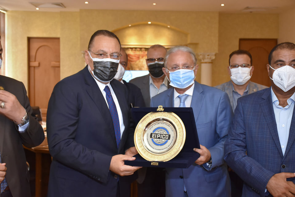 محافظ الشرقية يزور منصع «ايبيكو للأدوية» 