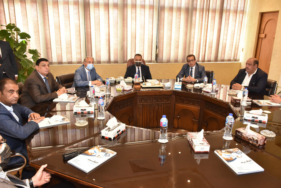 محافظ الشرقية يزور منصع «ايبيكو للأدوية» 