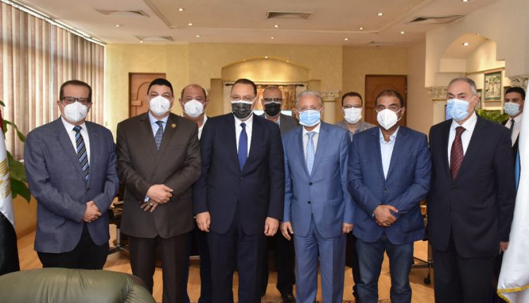 محافظ الشرقية يزور منصع «ايبيكو للأدوية»