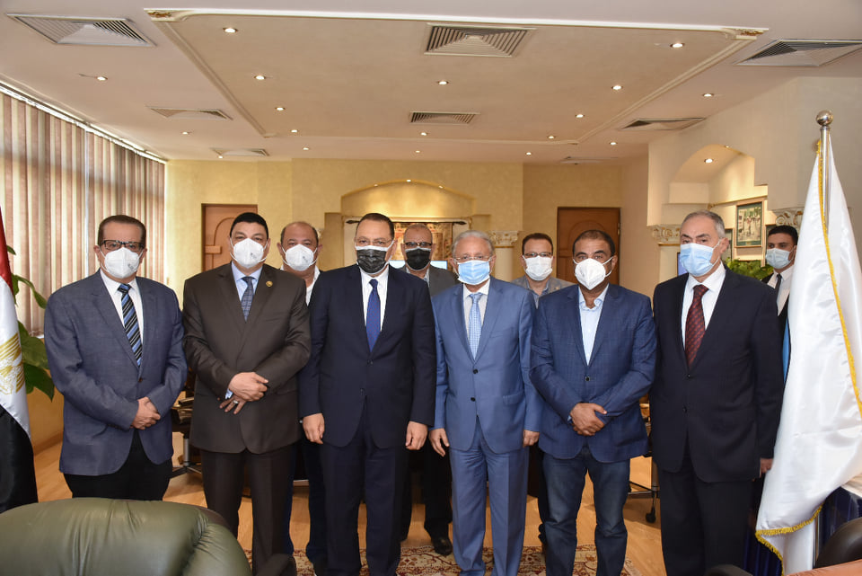 محافظ الشرقية يزور منصع «ايبيكو للأدوية» 