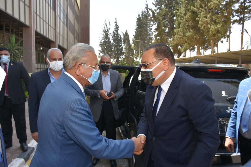 محافظ الشرقية يزور منصع «ايبيكو للأدوية» 