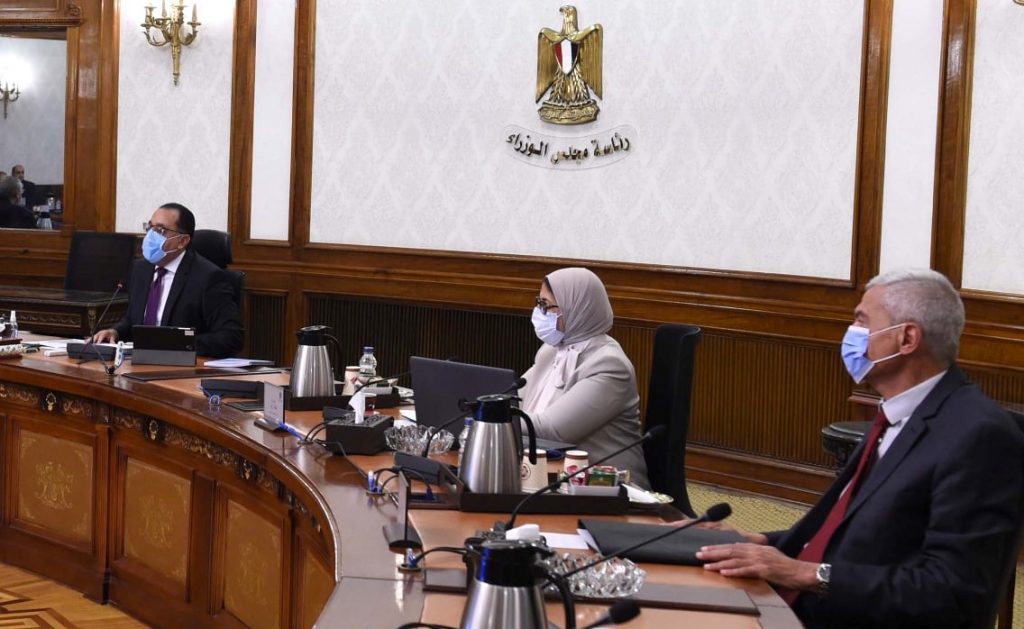رئيس الوزراء خلال الاجتماع