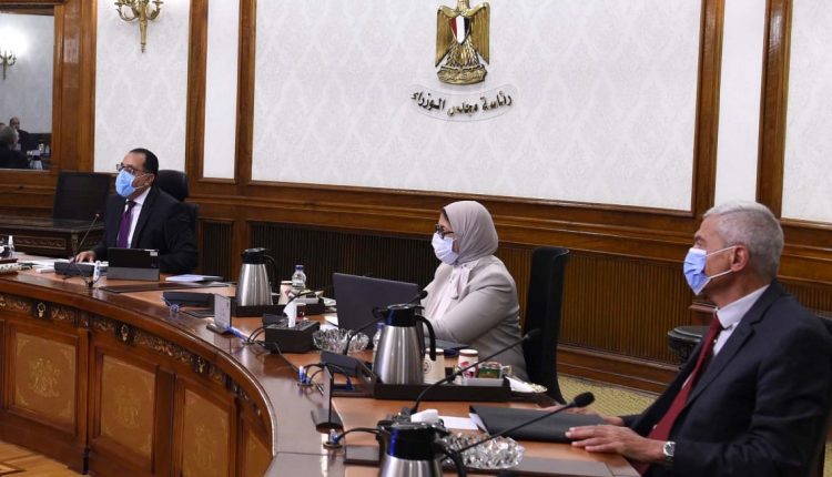 رئيس الوزراء خلال الاجتماع