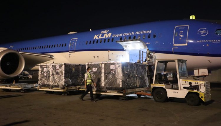 استقبال جرعات من لقاح أسترازينيكا بمطار القاهرة