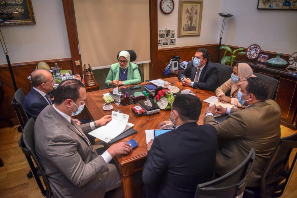 وزيرة الصحة تستقبل المدير التنفيذي لمجمع الإصدارات المؤمنة لبحث ميكنة مشروعات الوزراة وزيرة الصحة خلال الاجتماع