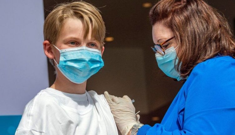 التطعيم بلقاح كورونا لمن دون 15 عاما