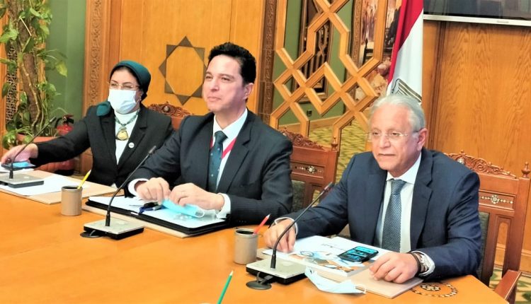 طارق الوسيمى يتوسط الدكتور أحمد كيلاني والدكتورة هبة وآلي