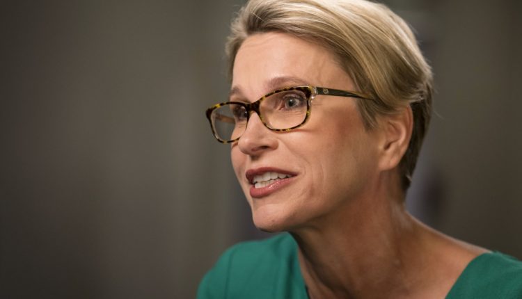 إيما والمسلي الرئيسة التنفيذية لشركة جلاكسو سميثكلاين