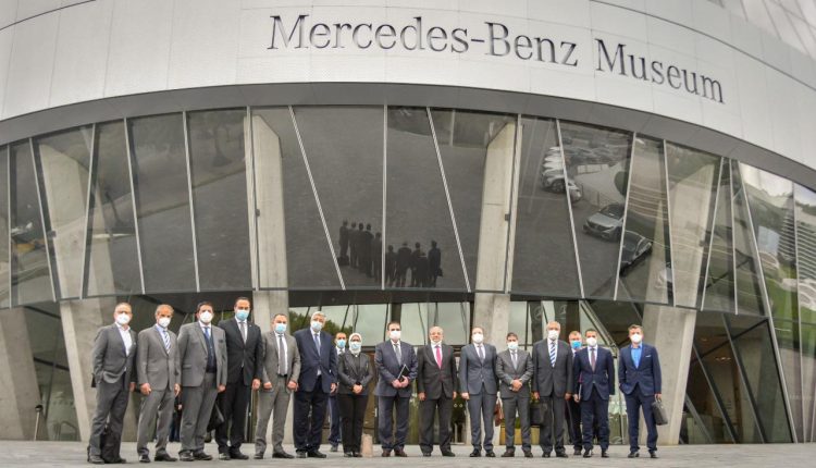 جانب من زيارة وزيرة الصحة لشركة مرسيدس بنز