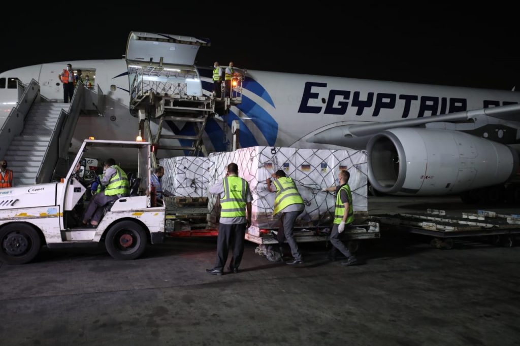 مصر تستقبل 3.6 مليون جرعة لقاح «فايزر» المضاد لكورونا من الولايات المتحدة شحنة من لقاح فايزر تصل مطار القاهرة