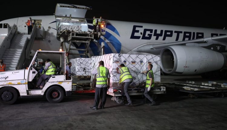 شحنة من لقاح فايزر تصل مطار القاهرة