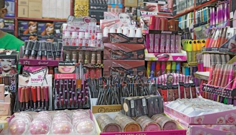 مستحضرات تجميل مجهولة المصدر