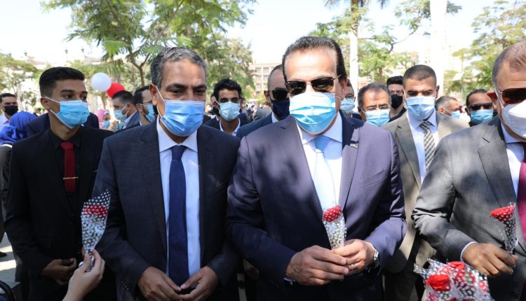 الدكتور خالد عبدالغفار وزير التعليم العالي خلال الجولة التفقدية