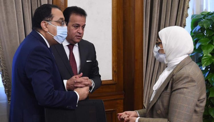 حوار بين رئيس الوزراء ووزيرة الصحة على هامش اجتماع الحكومة اليوم