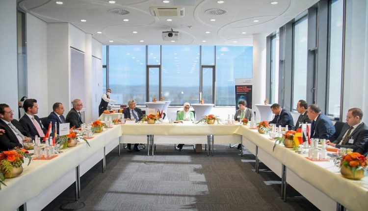 جانب من اجتماع وزيرة الصحة مع قيادات سيمنز