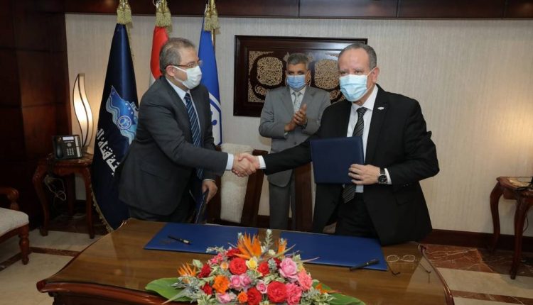 جانب من التوقيع