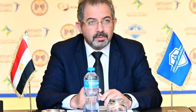 حسام صادق المدير التنفيذي لهيئة التامين الصحي