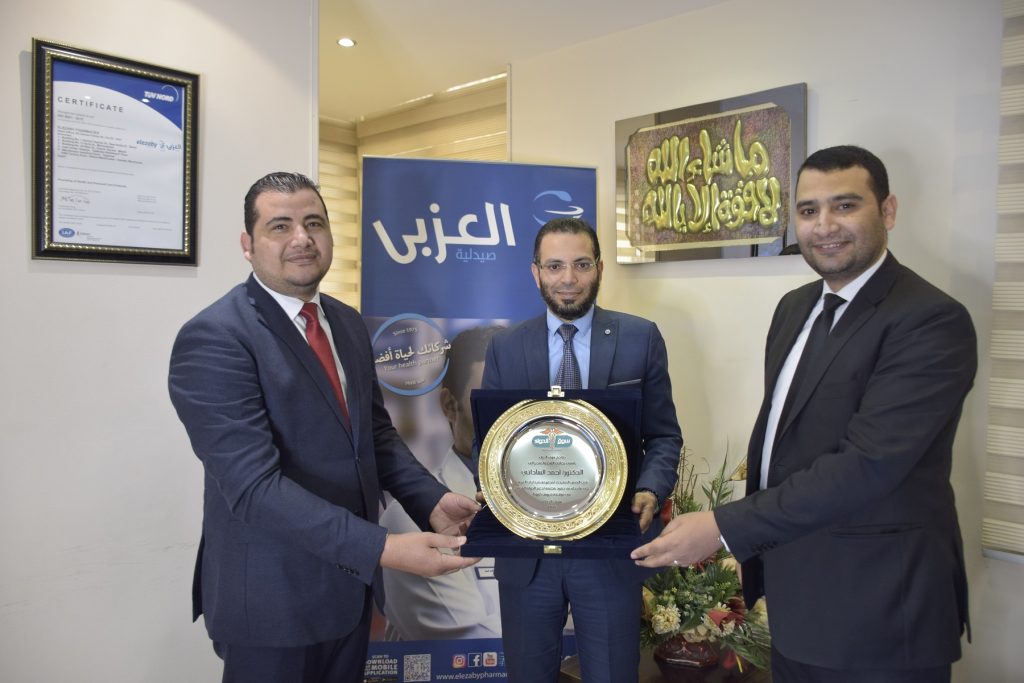 «سوق الدواء» تُكرم الدكتور أحمد الساداتي تقديرًا لدوره في دعم وتطوير قطاع الصيدلة في مصر الدكتور أحمد الساداتي نائب الرئيس التنفيذي لمجموعة صيدليات العزبي