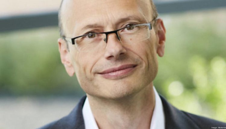 بلو بيرتون كبير المسؤولين الطبيين في موديرنا