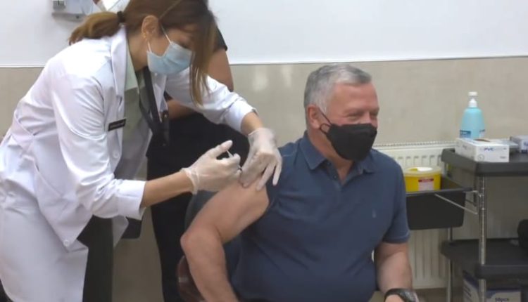 الملك عبدالله أثناء تلقي اللقاح «أرشيفية»