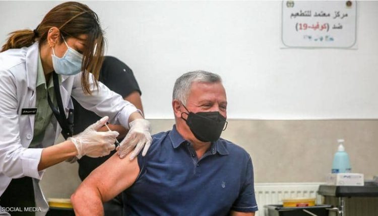 الملك عبدالله يتلقى لقاح كورونا