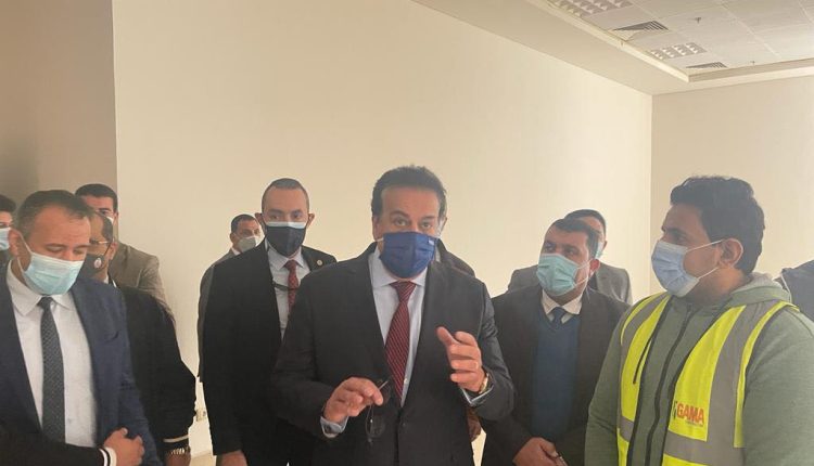 الدكتور خالد عبد الغفار خلال الجولة