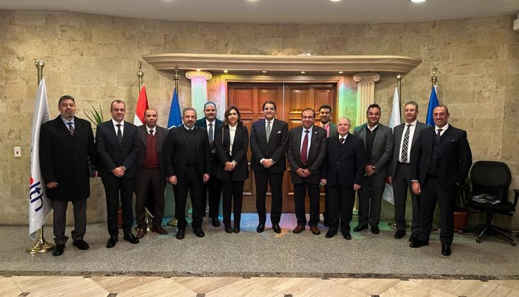 صورة جماعية للمشاركين في اجتماع مجلس إدارة شركة إي هيلث