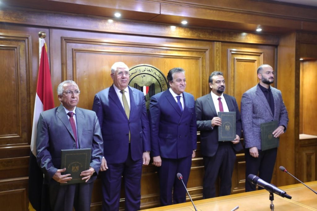 «المستشفيات الجامعية» و«البحوث الزراعية» و«ايفا فارما» يوقعون بروتوكول لاستكمال دراسات إنتاج لقاح كورونا المصري لقاح كورونا المصري