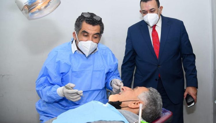 طبيب مشارك في مبادرة حياة كريمة